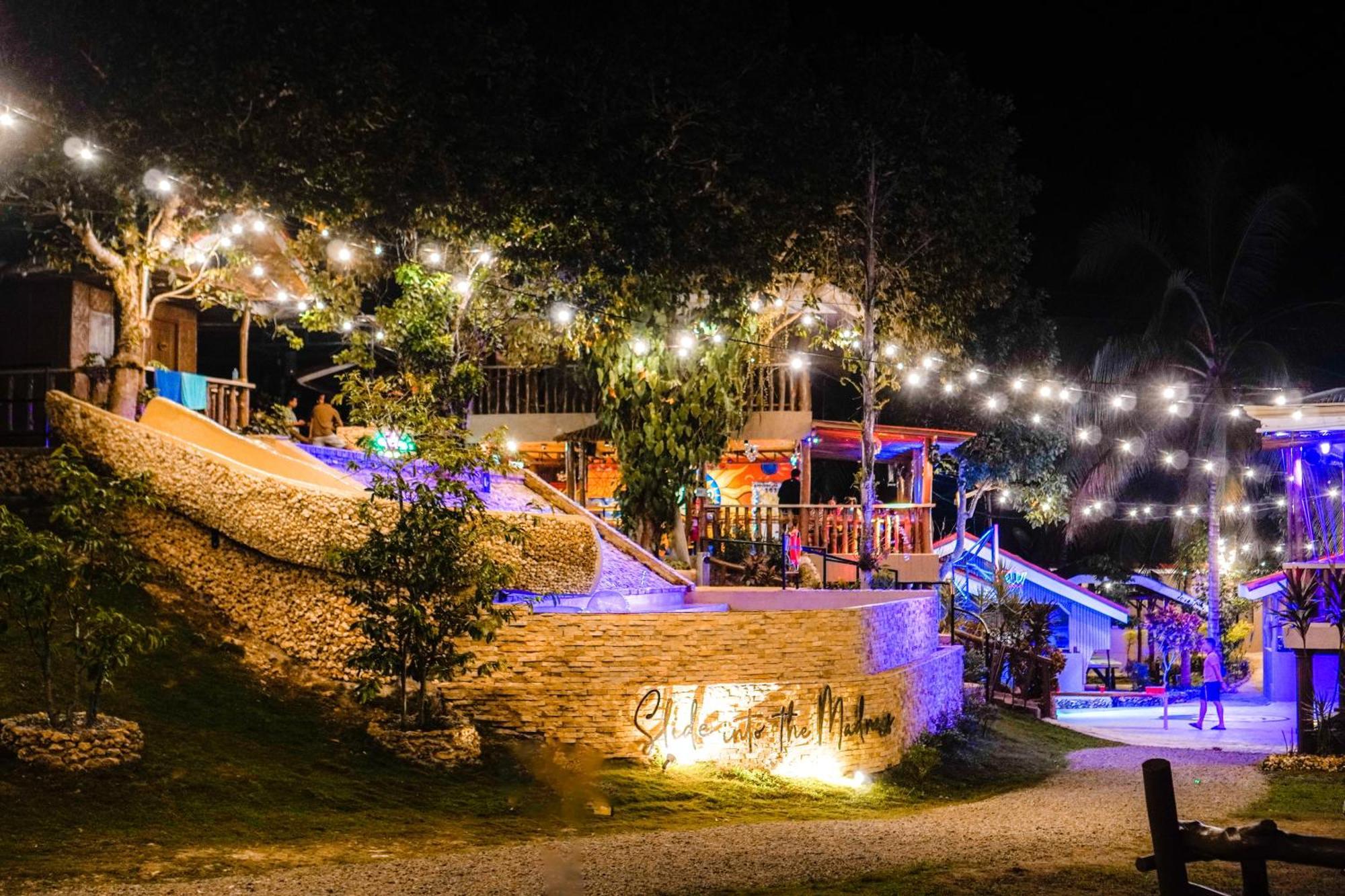 Mad Monkey Siquijor Hostel Exterior foto